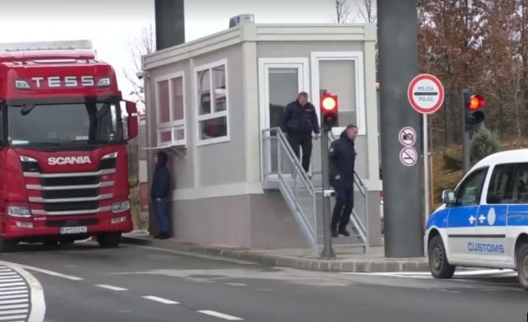 FOTOLAJM/ Hiqet TAKSA, në Kosovë hyn kamioni i parë me mallra nga Serbia