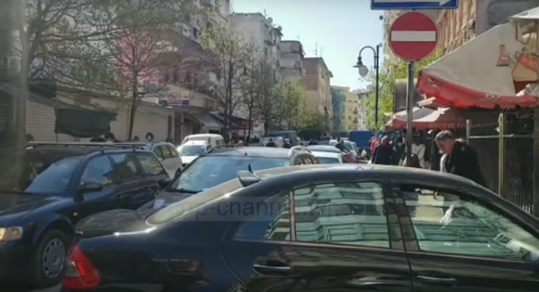 EDHE NË DURRËS THYHEN RREGULLAT/ Qytetarët nuk pyesin për COVID-19, “dynden” në rrugët e qytetit (VIDEO)