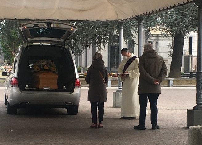 KORONAVIRUSI/ Funeral pa përqafime dhe ngushëllime. Fëmijët: Shpresojmë që babi të na falë