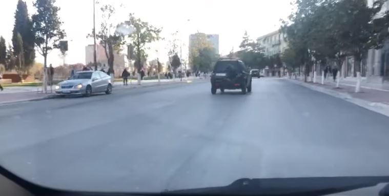 KORONAVIRUSI/ Fierakët nuk njohin MASAT, dalin xhiro në rrugë