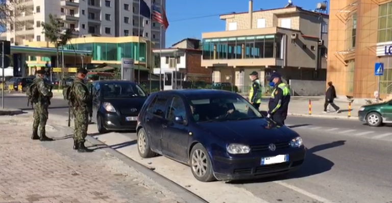 MASAT NDAJ KORONAVIRUSIT/ Policia e ushtria në rrugë për COVID-19 por në Fier ka dhe “trima”, ja çfarë ndodh sot (VIDEO)
