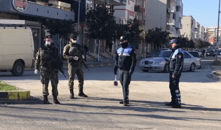 SHKELËN “SHTETRRETHIMIN”/ Penalizohen 74 shoferë, iu hiqen patentat dhe iu bllokohen makinat