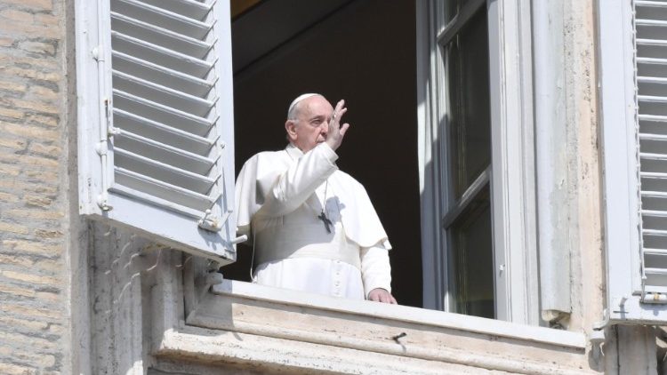 KORONAVIRUSI/ Papa Françesku lutje në sheshin e zbrazët të Shën Pjetrit për përfundimin e pandemisë së COVID-19