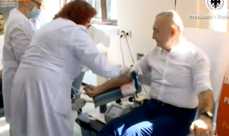 KORONAVIRUSI/ Meta nuk i bindet “grushtit të shtetit” të Ramës, dhuron gjak pa maskë dhe i rrethuar nga 6 persona (VIDEO)