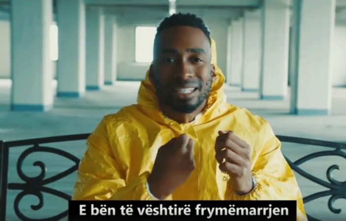 LUFTA NDAJ KORONAVIRUSIT/ Rama publikon videomesazhin e artistit të famshëm amerikan: Një përqafim në distancë të sigurtë