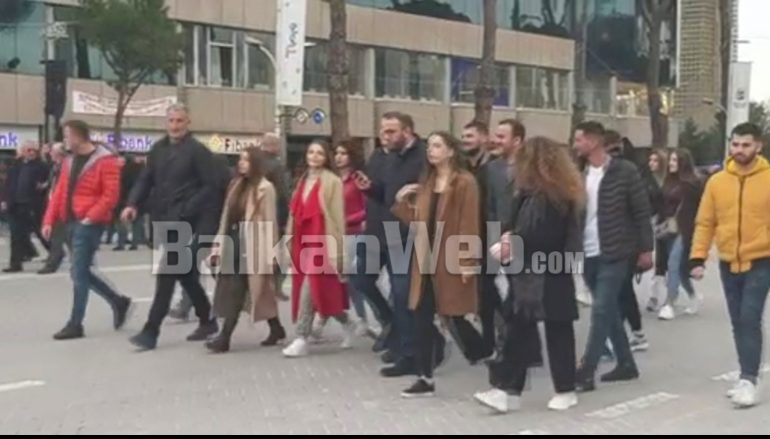 PROTESTA E ILIR METËS/ Gazment Bardhi dhe Sahit Dollapi me të rinjtë në Bulevard (VIDEO)