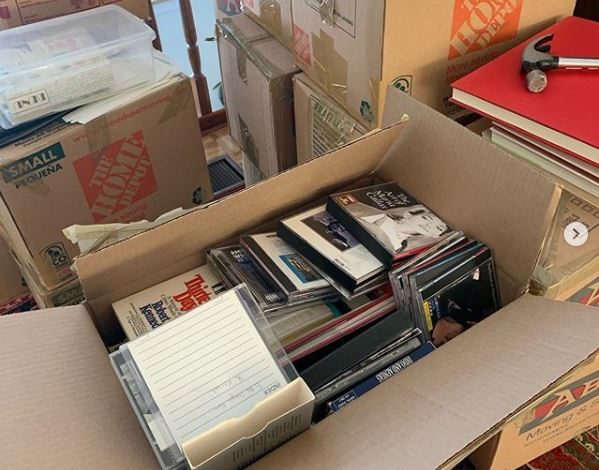 AMBASADORJA AMERIKANE NË KARANTINË/ Sistemon librat dhe pikturat në shtëpinë e saj të re (FOTOT)