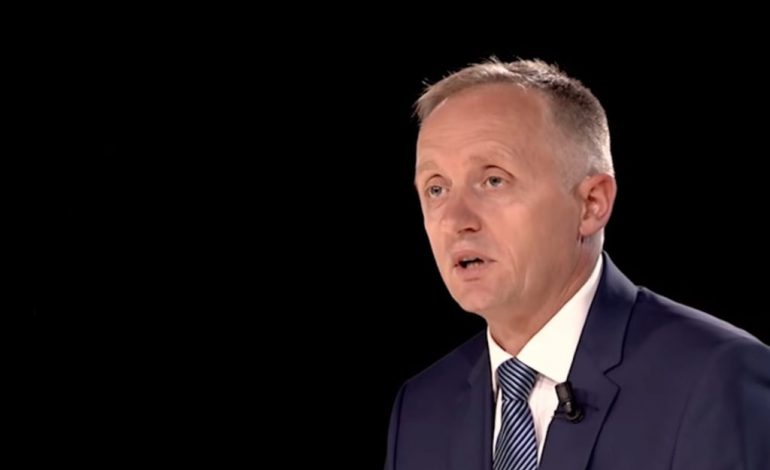 TRANSMETIMI I LËNDËVE TË ARSIMIT NË “RTSH SHKOLLË”/ Ironizon Lutfi Dervishi: Rast shumë i mirë edhe për disa deputetë që kanë diplomën e shkollës së lartë