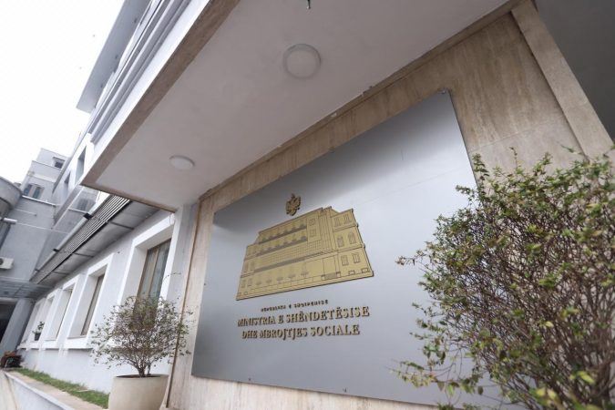 HYN NË FUQI URDHRI I RI I MSH/ Nga baret e restorantet deri te puna në distancë, ja masat e reja kundër koronavirusit