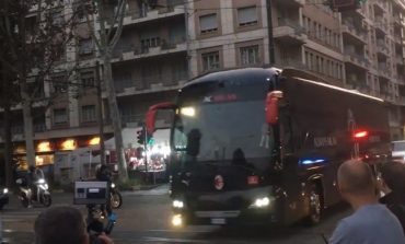 NDESHJA E SHTYRË NË KUPËN E ITALISË/ Milani u tërbua duke pritur, "kuqezinjtë" qëndruan në autobus deri në...