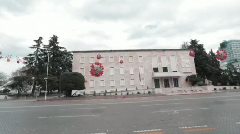 “S’JAM EDI”/ Rama nxjerr videon se si koronavirusi ka “pushtuar” Tiranën: Mos lëvizni nga shtëpia!