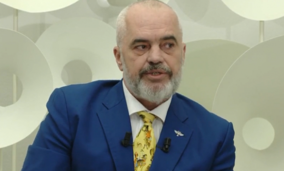 KOMUNITETI MYSLIMAN ANULOI NAMAZIN TË PREMTEN/ Rama: Respekt, vendimi i duhur dhe mesazhi më kuptimplotë që mund t’i jepte popullit