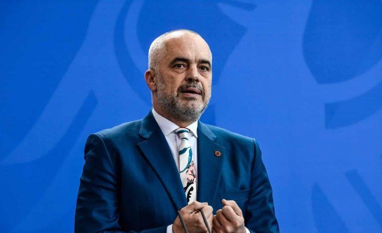 RAMA CITON CHURCHIL/ “Asnjëherë nuk do të arrish në fund të udhëtimit, nëse çdoherë ndalesh të pushosh një qen që leh”