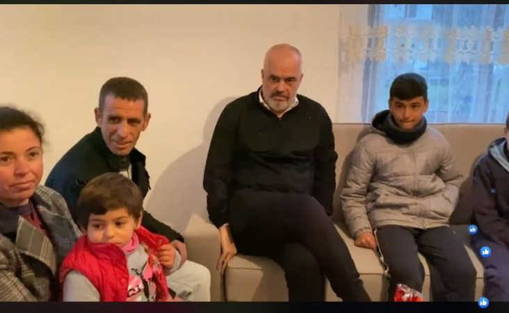 TËRMETI I PRISHI SHTËPINË, QEVERIA IA NDËRTOI/ Rama viziton banesën e re të dy familjeve në Marikaj