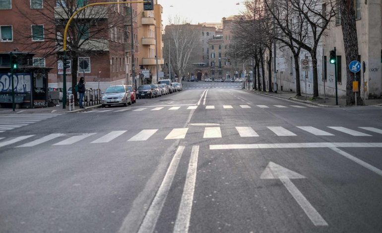 MASAT E REJA KUNDËR KORONAVIRUSIT/ Roma zgjohet e shkretë, monumentet pa turistë (FOTO)