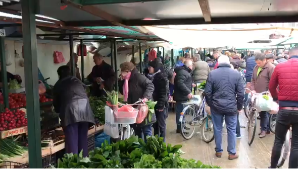 THYEJNË MASAT KUNDËR KORONAVIRUSIT/ Qytetarët dynden në tregje, pamje nga Shkodra (VIDEO)