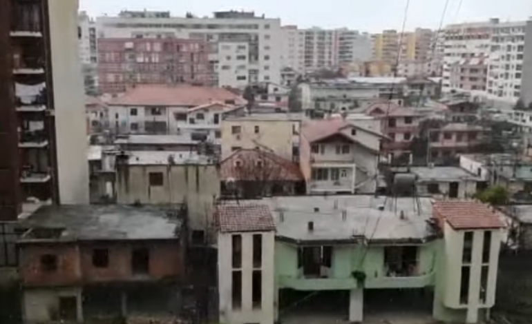 RESHJE DËBORE NË TIRANË/ E pritëm në dimër, por erdhi në pranverë…! (VIDEO)