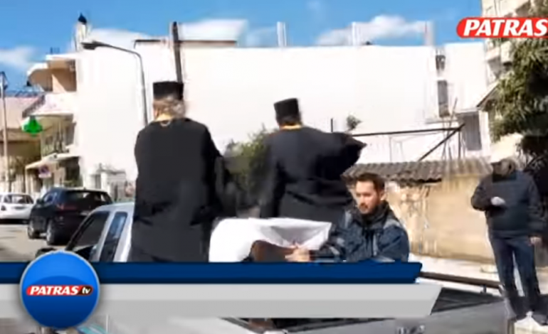 KORONAVIRUSI/ Priftërinjtë grekë lagin rrugën me ujë të bekuar kundër COVID-19 (VIDEO)