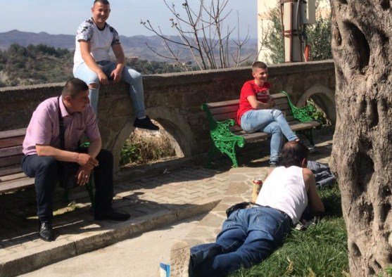 KORONAVIRUSI/ Burrat e Prezës “sfidojnë” epideminë: Shijojnë diellin e Pranverës pranë njëri-tjetrit (FOTO)