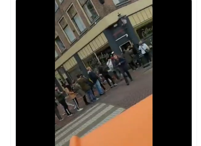 KORONAVIRUSI/ Halle COVID-19 edhe në Holandë, qytetarët në radhë për… marijuanë (VIDEO)