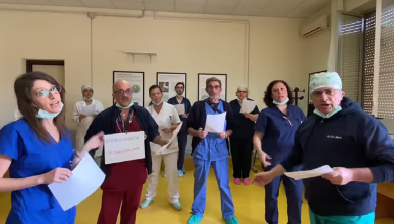 JANË HERONJTË E DITËVE TË SOTME/ Por tani mjekët ia marrin këngës: Një ditë e re me diell do vijë (VIDEO)