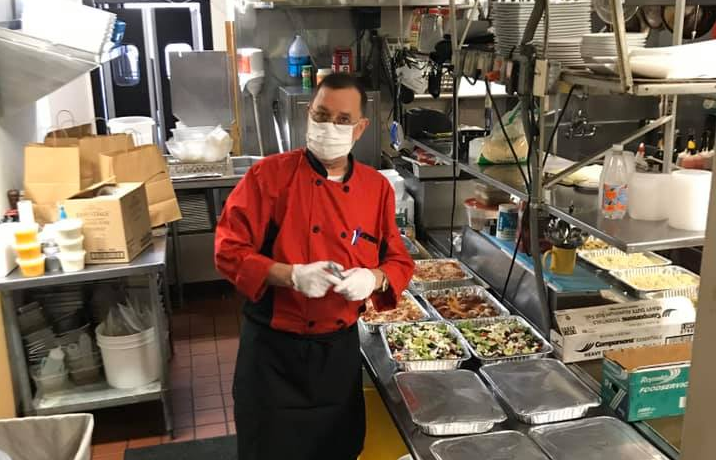 KORONAVIRUSI/ Guzhinieri shqiptar në SHBA gatuan për infermierët dhe doktorët: Sot, gjithë ushqimin e restorantit po ua dhurojmë heronjve të vijës së parë (FOTOT)