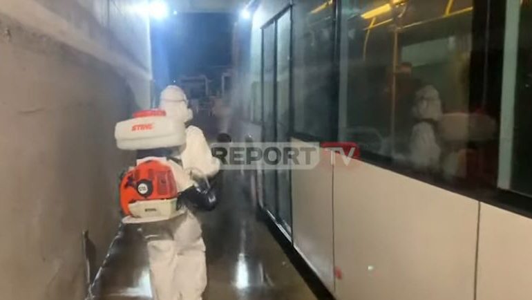 KORONAVIRUSI/ Dezinfektohen urbanët në Tiranë, apeli: Evitoni lëvizjet e panevojshme (VIDEO)
