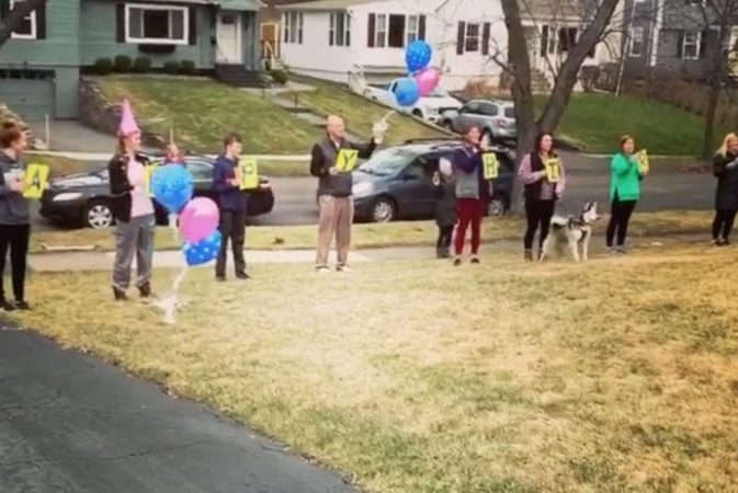 KORONAVIRUSI NË SHBA/ Gjyshja feston 95-vjetorin, familja surprizon gruan në ditëlindjen e saj në kohë COVID-19 (VIDEO)