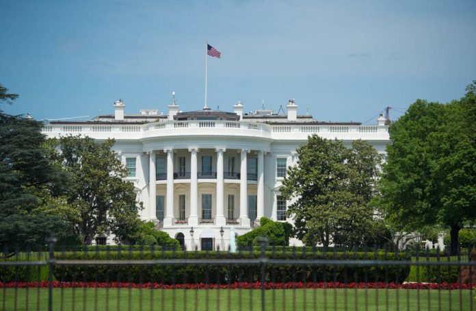 ZYRTARI I SHTËPISË SË BARDHË ME KORONAVIRUS/ A kishte kontakt me Presidentin Trump? Ja e vërteta