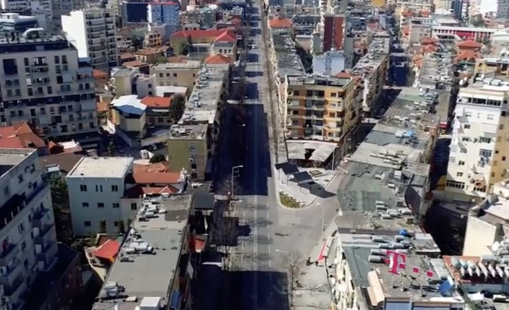 KORONAVIRUSI/ Rama nxjerr këngën e Vaçe Zelës, rrugë të zbrazura e duartrokitjet për mjekët (VIDEO)