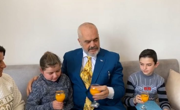 NJË TJETËR FAMILJE ME BANESË TË RE PAS TËRMETIT/ Rama: Do t’i bëjmë të gjitha shtëpitë… Ja se çfarë i thot Veliajt (VIDEO)