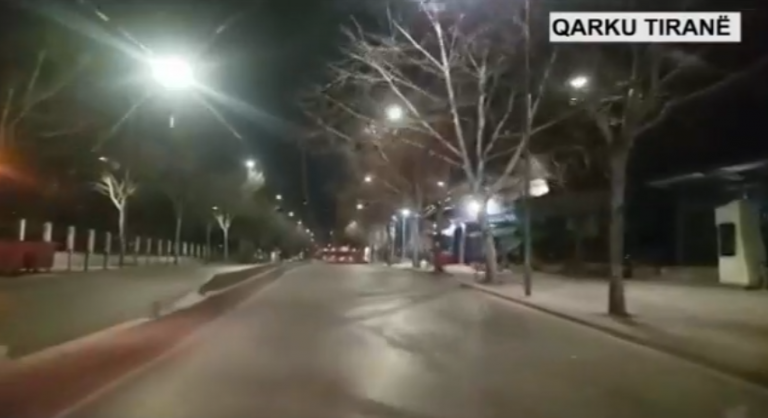 “NA NDIHMONI QË TË MOS NDËSHKOHENI ME GJOBA!” Policia publikon pamjet, ja çfarë ndodh gjatë natës në kryeqytet (VIDEO)
