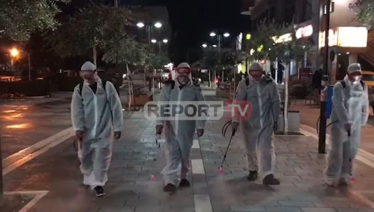 KORONAVIRUSI/ Dezinfektohen në Fier të gjitha ambientet e jashtme, lulishte e parqe (VIDEO)