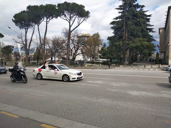 SHQIPTARËT NUK I TREMBEN KORONAVIRUSIT ME DASMA/ Ja ç’ndodh në Bulevardin “Dëshmorët e Kombit” (VIDEO)