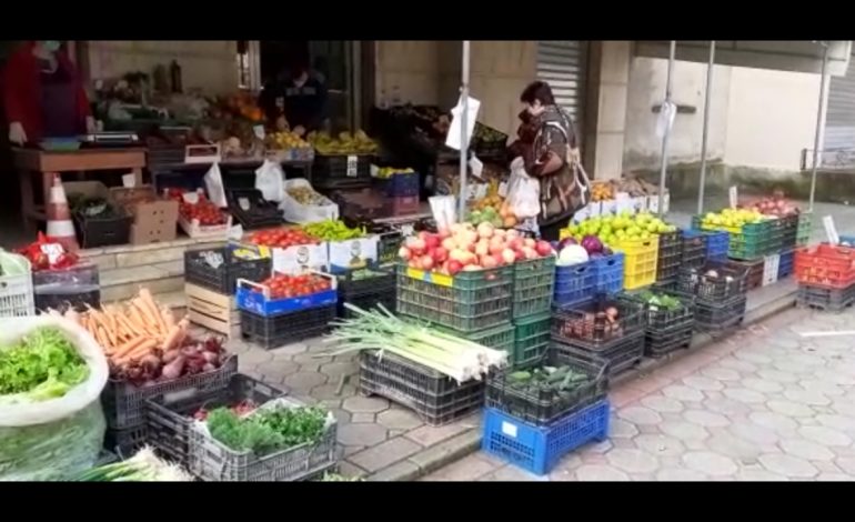 KORONAVIRUSI/ “Çmenden” çmimet në Berat, 320 lekë 1 kg limon, ja sa shiten dezinfektantët dhe maskat!