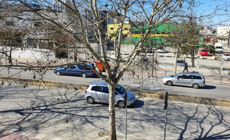 FOTO-LAJM/ Vdekje në kohë koronavirusi, vetëm një makinë shoqëruese në varrim