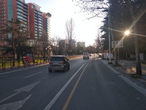 PASDITJA NË TIRANË/ Qytetarët nxitojnë me automjete për në shtëpi, 1 orë kohë për t’u kthyer nga puna