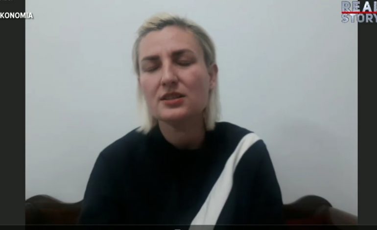 “KUR KTHEHEM NGA PUNA…”/ Momenti kur doktoresha u lutet qytetarëve me lot në sy: Rrini në shtëpi (VIDEO)