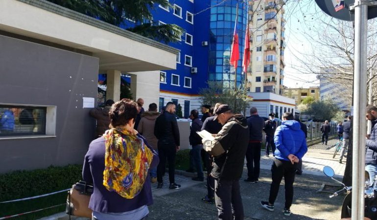 MASAT PËR LËVIZJET E AUTOMJETEVE/ Kërkesat për autorizim, radhë tek Policia e Shtetit (FOTO)