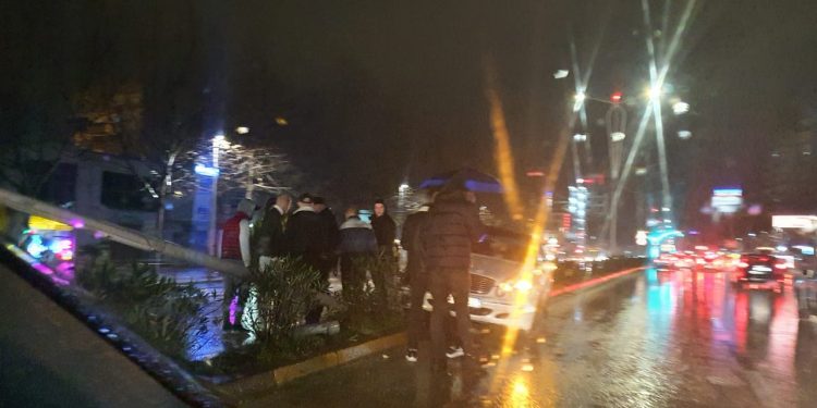 AKSIDENT NË LAPRAKË/ Shoferi humb kontrollin e “Benzit” dhe përplaset me shtyllën e trafikndarëses
