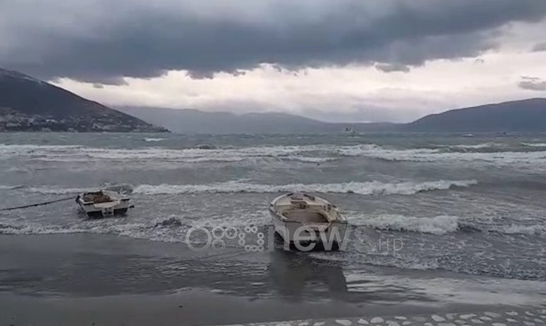 VLORË/ Moti i keq pezullon lundrimin në linjën Brindisi (VIDEO)