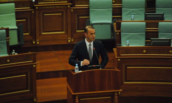 U VENDOS GJATË QEVERISJES HARADINAJ/ Kosovë, mbahet seancë e jashtëzakonshme për heqjen e taksës me Serbinë
