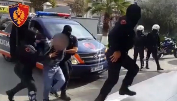KALIM KUFITAR PA LEJE DHE DREJTIM MAKINE TË DEHUR/ Policia e Elbasanit arreston 8 persona