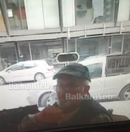 MASHTROI KAMBISTIN DHE I MORI 50 MIJË EURO DUKE I LËN…/ Ky është “azerbajxhanasi” i zbuluar nga kamerat e sigurisë (FOTO)