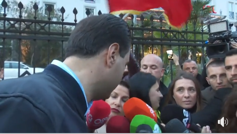 BASHA NGA KAFJA NË TUBIMIN E METËS/ “Liria rrënohet kur kushtetuta shkelet. Nuk është protestë, jam si qytetar”