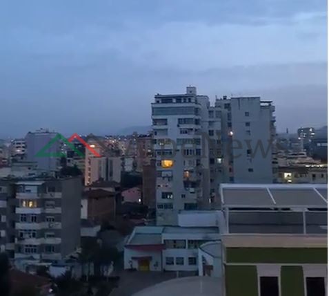 VIDEOLAJM/ Pas duartrokitjeve për mjekët, në ballkonet e Tiranës nis... muzika