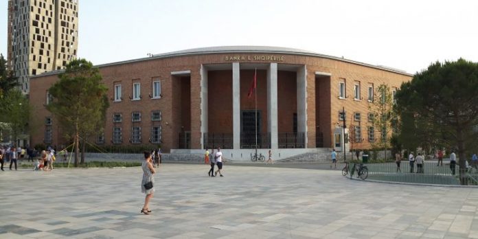 KORONAVIRUSI NË SHQIPËRI/ Bankat apel qytetarëve: Përdorni online banking