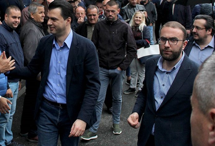2 MARSI I ILIR METËS/ Basha nuk i fton vetë demokratët por “fut” Bardhin në lojë: Të mbrojmë Kushtetutën…