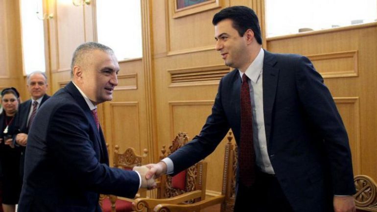 NDRYSHOJNË TAKTIKË/ Pse Lulzim Basha dhe Ilir Meta u kujtuan sot të mbështesin mjekët dhe infermierët për KORONAVIRUSIN!