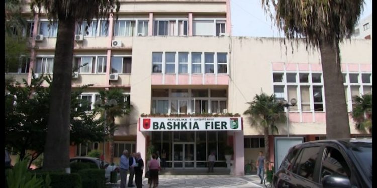 KORONAVIRUSI/ Një familje e prekur në Fier, bashkia: Të vetëizolohet shoferi që e mori nga Tirana